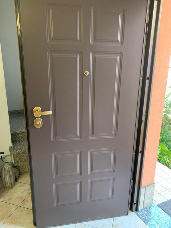 sostituzione-pannello-legno-alluminio-porta-blindata-san-giorgio-su-legnano-erreinfissi-milano-05