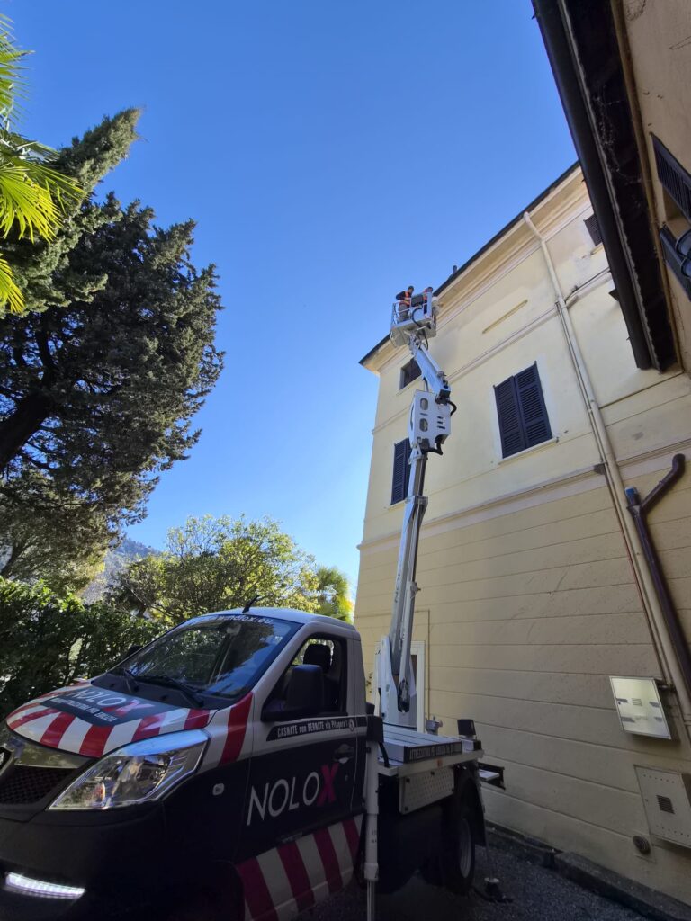 squadra al lavoro su piattaforma aerea Como