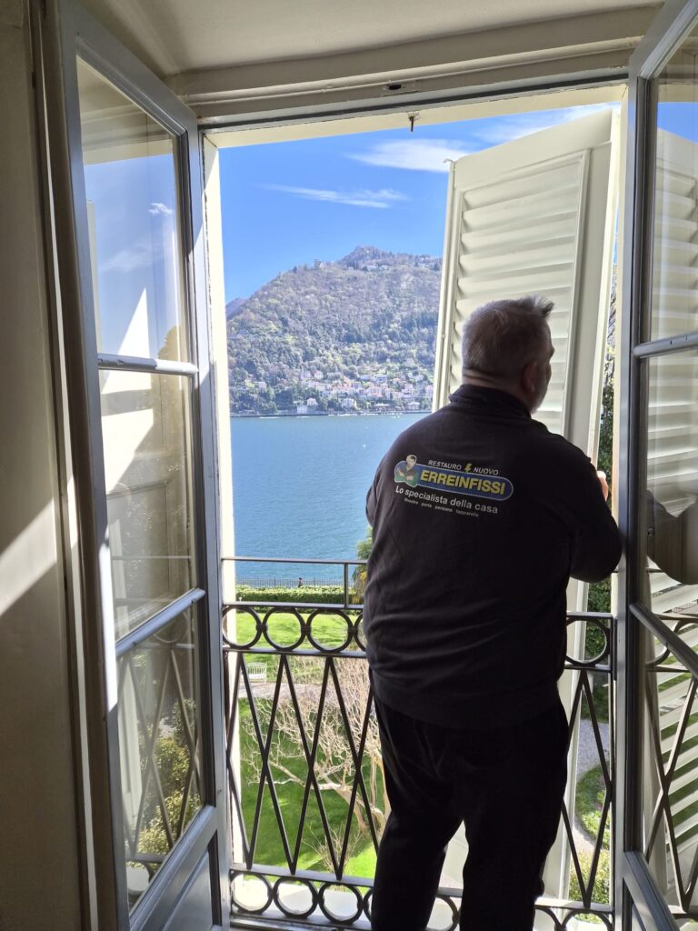 dettaglio fissaggio infissi durante montaggio Como